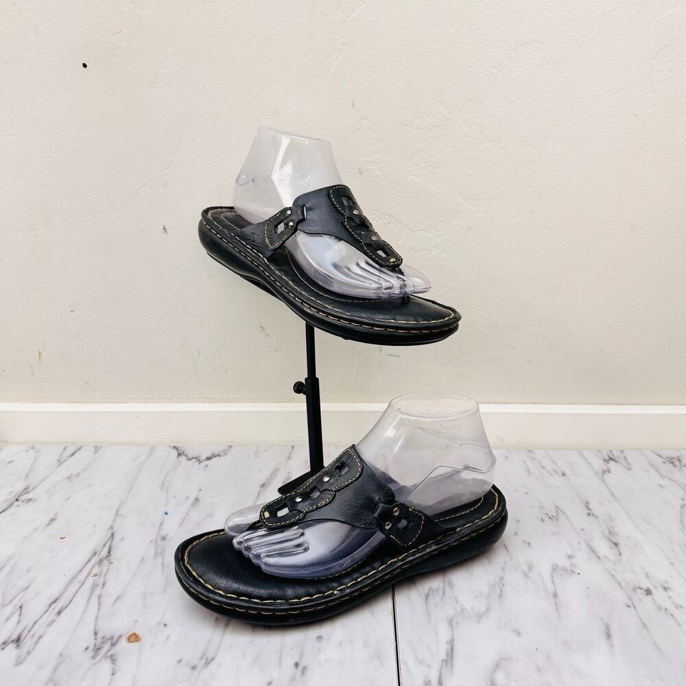 Born women's black leather slip-on thong sandals Size 8
